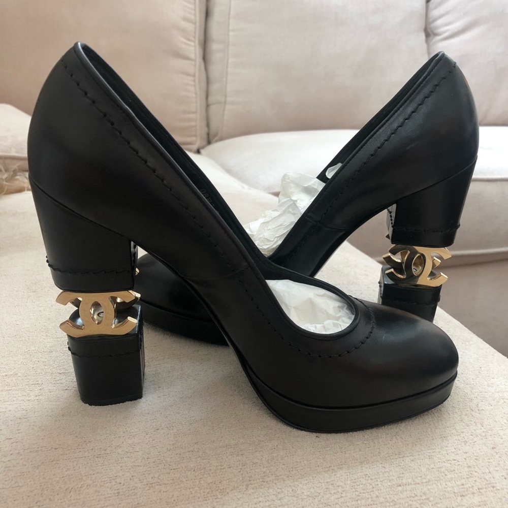 CHANEL black leather pumps
